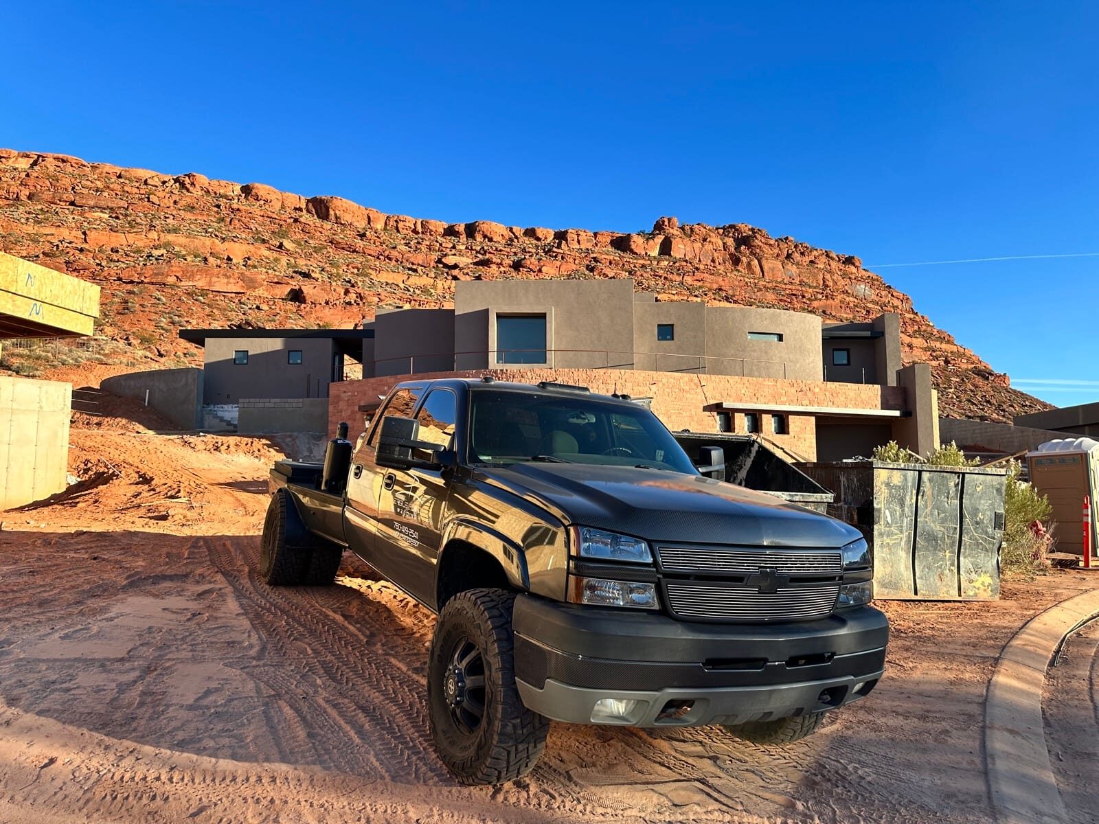 Custom radius steel railing following curved concrete at Entrada at Snow Canyon, finished installation